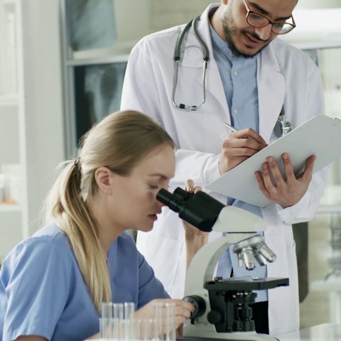 Forskare i ett laboratorium